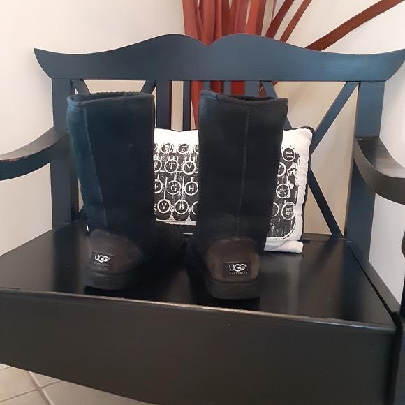 Black Uggs size 5 - Picture 2 of 5